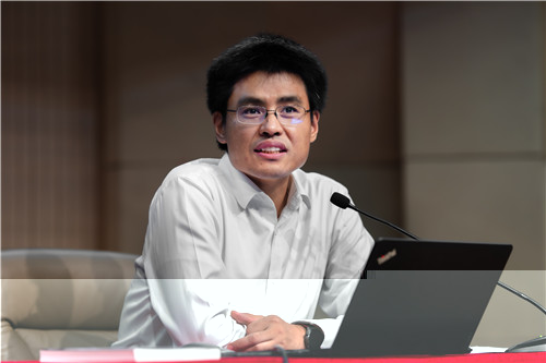 陳煜波老師講黨課.jpg
