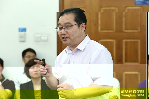 1529461034294062914.jpg 大會主席、清華經管學院長江學者特聘教授陳國權在論壇作主題報告_meitu_1.jpg
