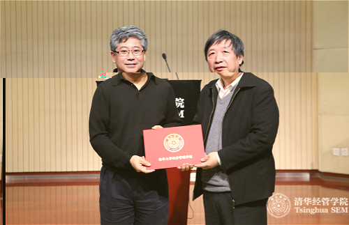 1484645493950093643.jpg 白老師頒獎.jpg
