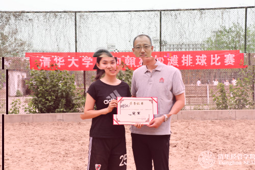 p4 奪冠後王晴宜代表女排接受頒獎_meitu_1.jpg